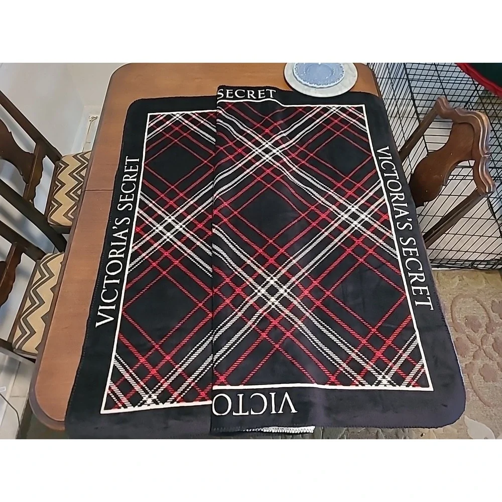 Victoria's Secret Sherpa Fleece Cozy Blanket Black Red and White‎ Color 50